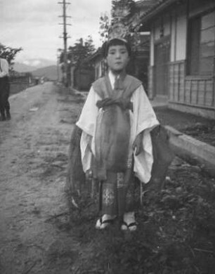 Mädchen in traditioneller Festkleidung : Mädchen in traditioneller Festkleidung zum Tempelfest (O-matsuri), vielleicht dem Yamabiki Matsuri im August