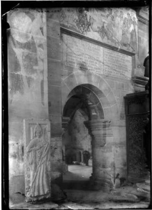 Maulbronn Klosterkirche Durchgang beim Kirchengestühl (1450) südliche Sitzreihe
