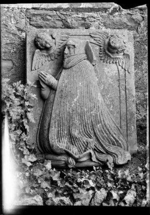 Durlach Alter Friedhof Grabstein Kniende Frau in bürgerlicher Tracht (Mitte 16. Jahrhundert)