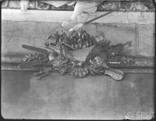 Stadtschloß Potsdam, Marmorsaal, R.:12, Mittelornament des Bildrahmens des Gemäldes.