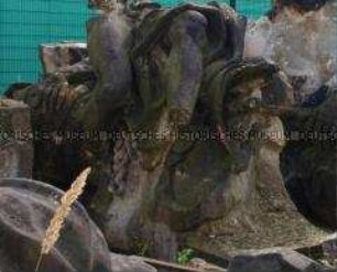 Fragment einer Zeughaus-Bauplastik: Rumpf mit Hand und Beinen eines Kriegers aus der ........-Gruppe (Dachbalustrade, .....seite) ???
