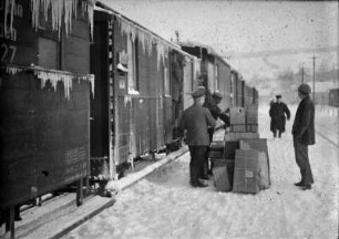 Bahnpost beim Verladen im Winter