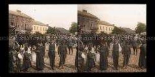 Kindergruppe und Soldaten auf dem Marktplatz von Skierniewice
