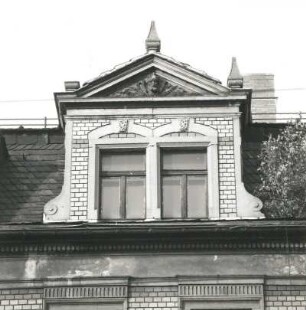 Dresden-Pieschen, Großenhainer Straße 100/98 b/98. Wohnhauszeile (um 1900). Mansardzwillingsfenster mit Bekrönung (Nr. 98, 3. Obergeschoss)