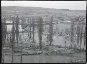 Besigheim, Blick vom linken Hang zur Neckarbrücke und Pfander flussaufwärts