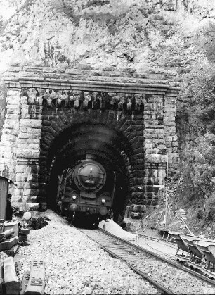 Istein: Zug kommt aus [dem Klotz-Tunnel]