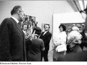 Dresden-Altstadt. Albertinum. VII. Kunstausstellung der DDR, 05.10.1972-25.03.1973. Joachim Uhlitzsch, Direktor der Galerie Neue Meister, während einer Führung