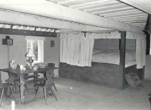 Spreewaldmuseum in Lehde/Lübbenau : Ort: Lědy / Lehde. Raum im Spreewaldmuseum, Esstisch und Bett