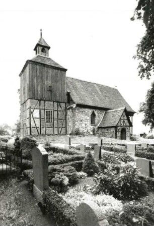 Karbow-Vietlübbe. Dorfkirche. Blick über den Friedhof von Südwesten