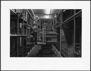 Direktor Christoph Stölzl in einem Depot des Münchner Stadtmuseums