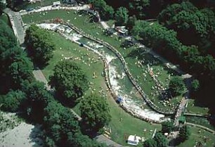 Hansjakob, Gottfried; Augsburg - Spickel, Am Eiskanal 30A; Kanuslalom Olympiastrecke, Freiflächengestaltung - Slalom während der Olympiade, Luftbild
