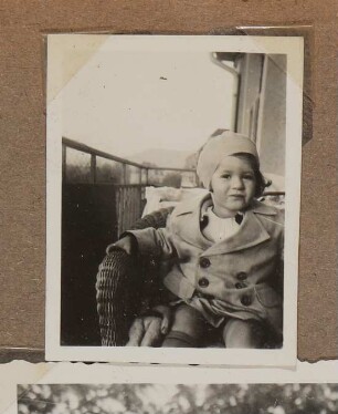 Christiane Zimmers Sohn Andreas im Mantel und mit Mütze auf dem Balkon
