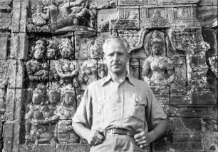 Egon von Eickstedt vor Halbrelief (Deutsche Ostasien-Expedition 1937/1939)