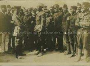 Deutscher Offizier mit einem afroamerikanischen Kriegsgefangenen