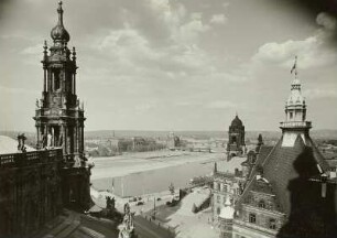 Dresden, Blick vom Schloßturm über Schloßplatz und Elbe nach Nordosten
