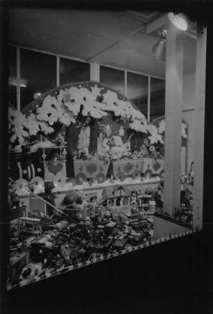 Roßwein, Döbelner Straße 1. Wohnhaus mit Ladeneinbau (19. Jh.). Schaufensterdekoration zu Weihnachten mit Spielzeug