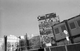 Berlin-Charlottenburg : In Berlin-Charlottenburg, Wandbild - aus dem fahrenden Auto blind geschossen - Kurfürsten- Ecke Budapester-Strasse, durch Abriss der Grundkreditbank kurzzeitig sichtbar, 1977 von Eduardo Paolozzi während seines daad-Stipendiums geschaffen