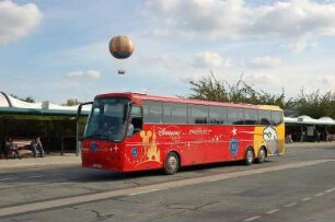 Paris - Disneyland : Flughafen-Zubringerbus im Busbahnhof von Disneyland-Park bei Paris, oben der Fesselballon von Disney-Village. Paris, 2006