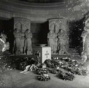 Leipzig, Völkerschlachtdenkmal : Leipzig. Völkerschlachtdenkmal. B. Schmitz. C. Thieme. Krypta mit Schicksalsmasken und Totenwächtern (F. Metzner) und mit Kränzen für eine NS-Trauerfeier