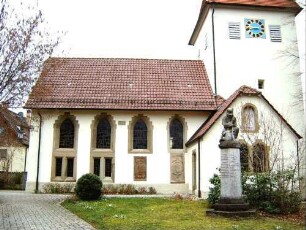 Kirche von Süden im aufgelassenen Kirchhof - Kirchturm mit Büchsenscharte im Mittelgeschoß - Langhaus Barock und klasszistisch überarbeitet