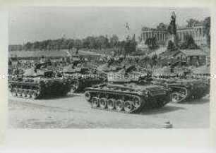 Panzerwagen bei Parade amerikanischer Truppen in München
