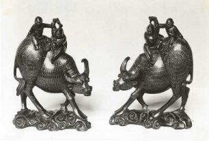 Unbekannter Künstler. Chinesische Holzplastik. Teakholz mit Metallfadenintarsie. Wohl 19. Jh. Seitenfiguren. Privatbesitz