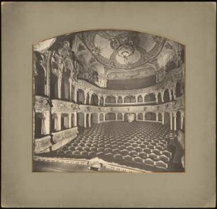 Neues Theater am Schiffbauerdamm, Berlin: Ansicht Zuschauerraum von der Bühne aus