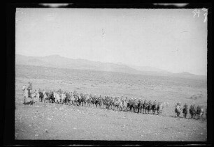 Fort Monte Arruit (südwestliche Selouane, Marokko): Reiterformation [des spanischen 8. Kavallerie-Regiments "Lusitania"] auf einem weiten Feld mit Bergland im Hintergrund während einer Feldmesse (Distanzaufnahme)
