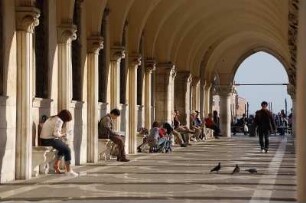 Dogenpalast in Venedig : Arkadengang am Dogenpalast zur Piazetta, aufgenommen in Venedig im März 2007