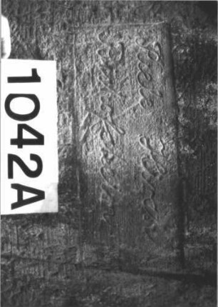 Grabstein 1042 (Index: 99899647) Material: Sandstein Zustand: fast völlig verwittert Maße HxBxT: 128x68x11 cm Beschreibung: Stele mit eingezogenem Rundbogenabschuss, Einzüge halbrund erhöht: Grabstein 1042A