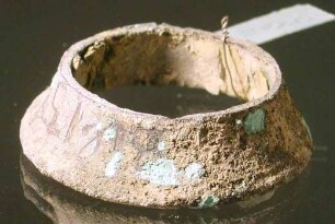"Gegossener Bodenring eines Gefäßes" (Verwendung unbekannt)