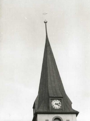 Deutschneudorf-Deutscheinsiedel. Dorfkirche (1902/1905). Turmhelm mit Uhr