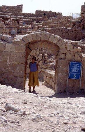 Babette im Tor zur Zitadelle auf Massada [es-sebbe, Israel-Exkursion]