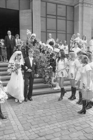 Hochzeit der Angehörigen des Karnevalvereins Mühlburg CG Hans und Gloria Weidemann, geb. Wolf in der Kirche St. Peter und Paul