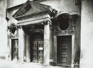 Leipzig, Paulinerkirche. Westportal, 1710-1712 : Leipzig, Paulinerkirche (1240 geweiht, nach 1485 erweitert, Chor 1519-1521, Umbau 1710-1712, 1897-1899; A. Roßbach). Portal der Westseite (1710-1712)