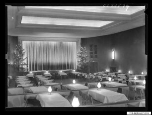Kulturhaus Bühne von unten (Tanz. Bestuhlung); Foto 1962