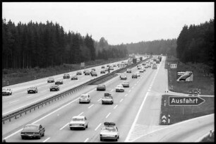 Hofholdinger Forst, starker Verkehr, sechsspurige Autobahn München - Salzburg