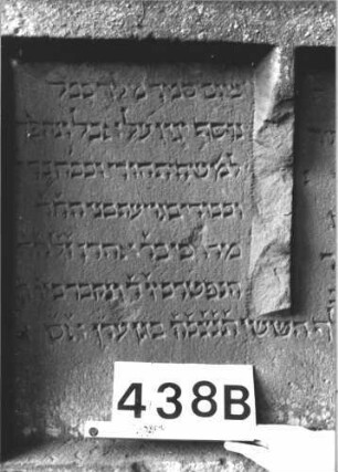Grabstein 438 (Index: 100113527) Material: Sandstein Maße HxBxT: 97x94x10 cm Besonderheit: kulturhistorisch besonders wertvoll / hist.-wiss. Gründe (Alter); - Doppelgrab: Grabstein 438B