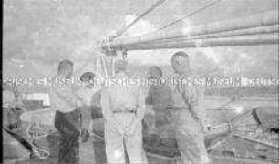 Heimfahrt vom Internierungslager auf Angel Island auf dem italienischen Dampfer "Fella", fünf Männer an Deck