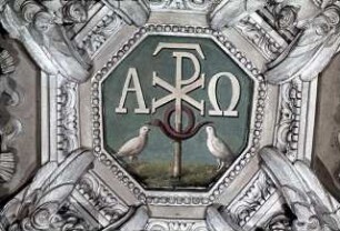 Plastische Ornamente und Christusmonogramm mit Alpha und Omega, Schlange und zwei Tauben (Symbol des idealen Apostels)