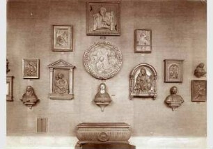 Aufstellung der Gemäldegalerie und der Skulpturensammlung im Kaiser-Friedrich-Museum, Raum 19, Italienische Bildwerke des 15. Jh.