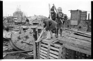 Kleinbildnegativ: Abenteuerspielplatz, Senftenberger Ring, Märkisches Viertel, 1977