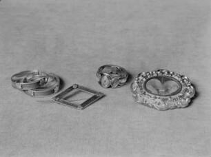 Brosche mit Haargeflecht und Rosette