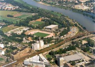 Dresden-Friedrichstadt. Stadtteilansicht mit Marienbrücke (Straßenbrücke und Eisenbahnbrücke), Kühlhaus, ehem. Orientalischer Tabak- und Zigarettenfabrik "Yenidze", Ostragehege mit Heinz-Steyer-Stadion, Eisstadion und Sportplätzen und Elbe mit Winterhafen. Luftbild-Schrägaufnahme von Südsüdost
