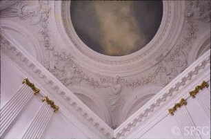 Berlin, Schloss Charlottenburg, Altes Schloss, Treppenhaus, R. 113 / R. 208, Blick zur Decke mit Lünetten, Hermen, Putten und Girlanden.