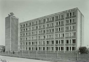 Grunaer Weg 26. Industrieanlage des VEB Hochvakuum. Verwaltungsgebäude (1963-1965; F. Schaarschmidt). Ansicht von Westen