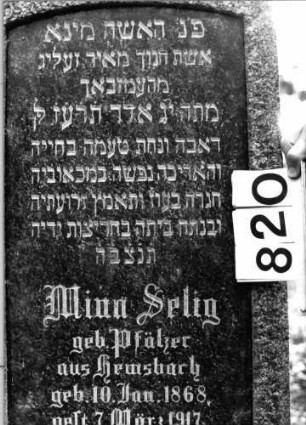 Grabstein 820 (Index: 99802361) Material: Granit, Granitplatte, poliert Zustand: sehr gut Maße HxBxT: 144x59x18 cm Beschreibung: Sockel, Stele mit Flachbogenabschluß, Inschriftenplatte Besonderheit: Endreim: Grabstein 820 (Detailaufnahme)