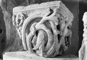 Vézelay, Fragment eines Figurenkapitells