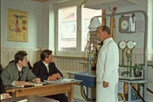 Kreisberufsschule [Ahrensburg]: Hermann-Löns-Straße: Innenaufnahme: Unterrichtsraum für Gas und Wasser-Techniker: Gas-Wasser-Prüfstand: Schüler an Schultischen, Lehrer
