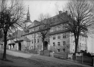 neue Schule an der Kirchstraße : hinter Schule der Kirchturm der St. Salvatorkirche